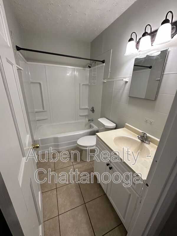 Building Photo - 105 Hunt Ave