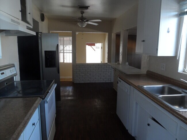 Building Photo - 3 Bedroom 2 Bathroom Home w/ Pool
