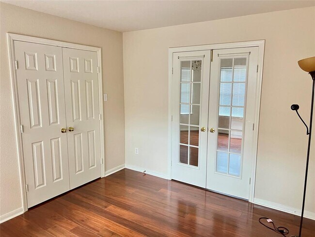 Building Photo - 42 W Foxbriar Forest Cir