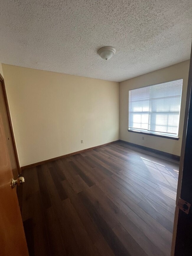 Building Photo - 2 Bed 1 Bath Apartment for Lease