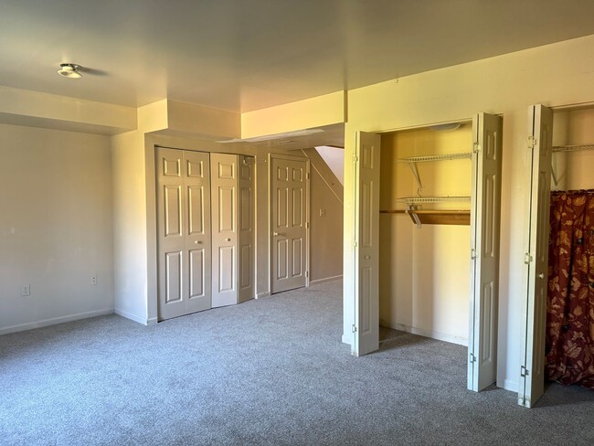 Building Photo - Beautiful 3 Bedroom 1.5 Bathroom Townhome ...