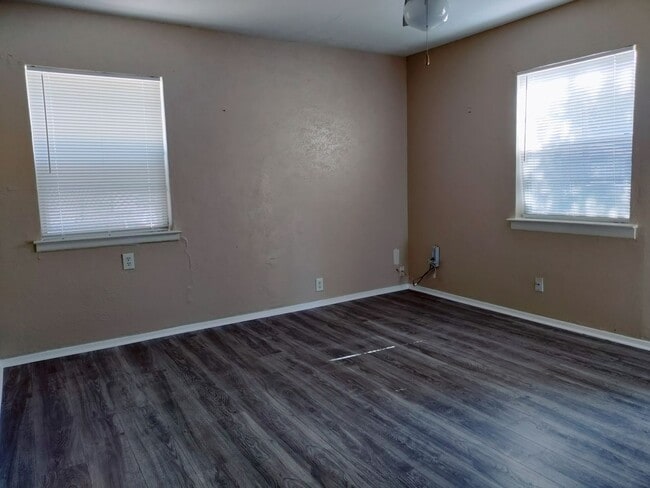 Building Photo - 909Rudde
