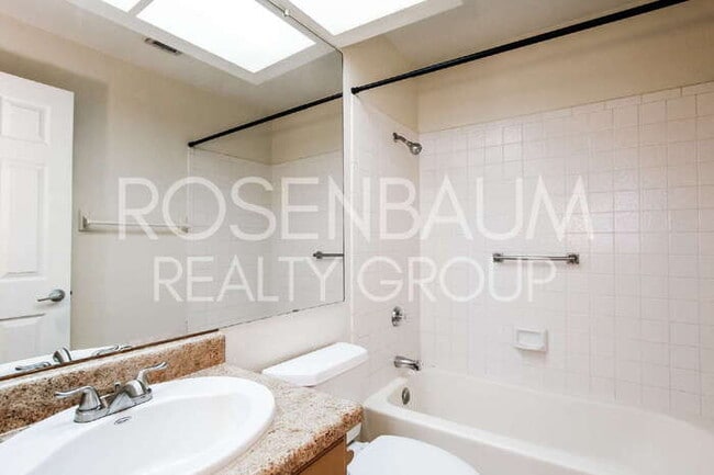 Building Photo - Gorgeous 3-beds, 3-baths home in the Suncr...