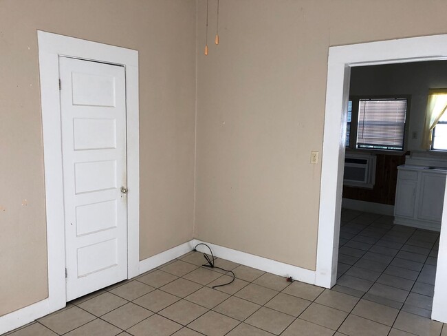 Building Photo - 1 Bedroom Apartment Close to SHSU