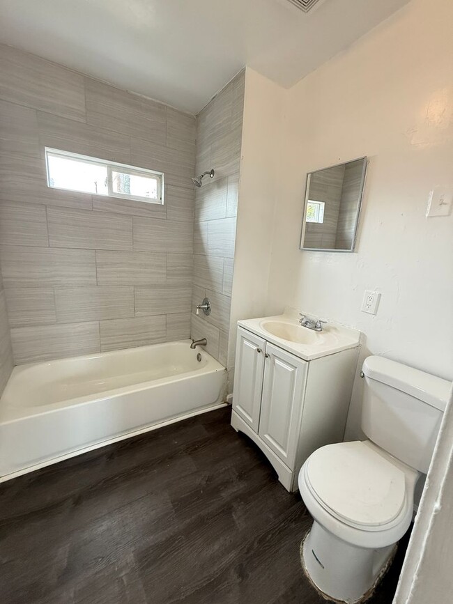 Building Photo - Private 1 Bed, 1 Bath Back Unit with Fresh...