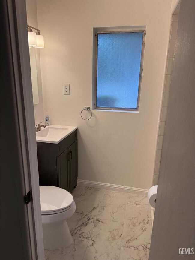 Building Photo - 400 Fairway Dr