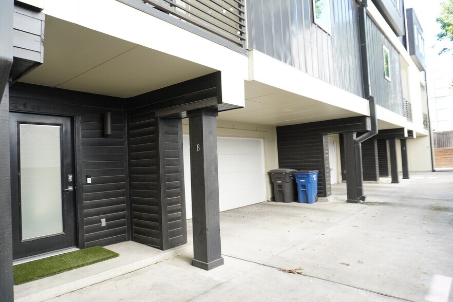 Building Photo - 5615 Bryan Pky