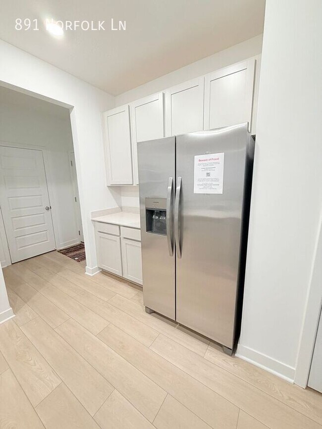 Building Photo - 891 Norfolk Ln