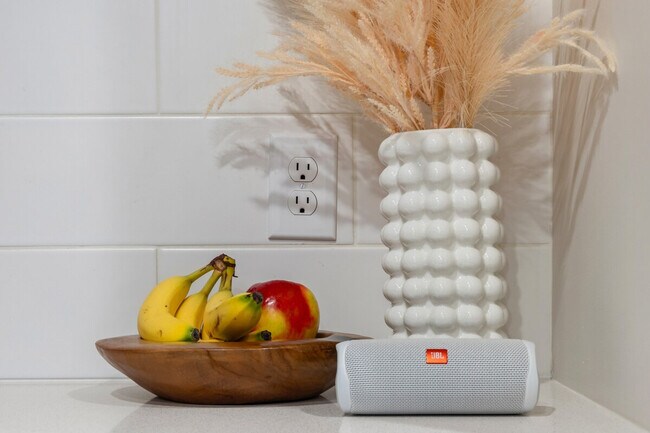 Building Photo - 641 Division St