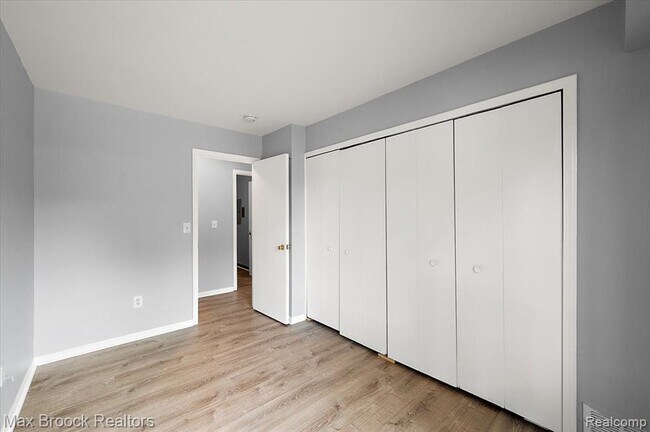Building Photo - 23673 Village-House Dr S