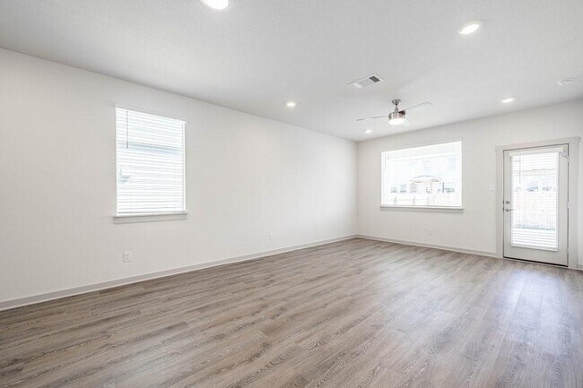 Building Photo - 225 New Hampton Wy