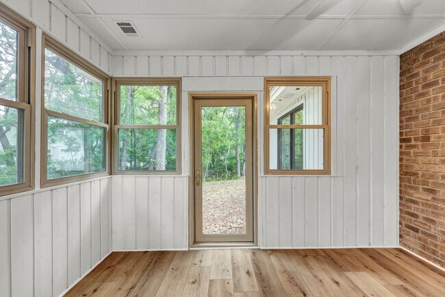 Building Photo - Beautifully Renovated 3 bed/2.5 bath in Ri...