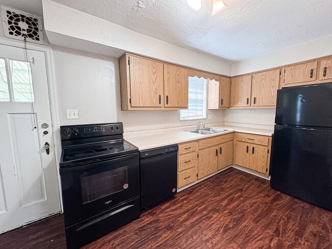 Building Photo - 2710 Henderson Rd