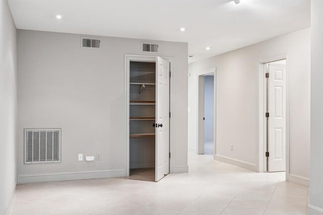 Building Photo - Luxurious Home in Downtown Palo Alto Available Now