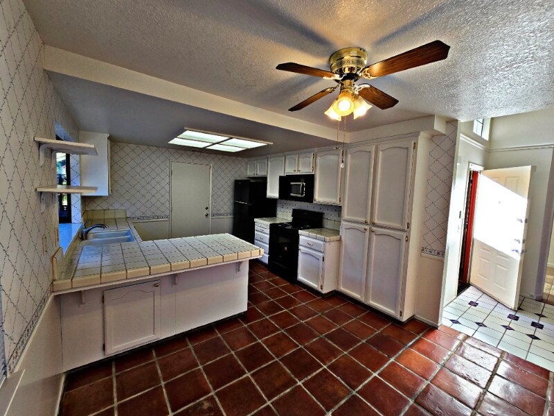 Building Photo - 5938 Land View Dr