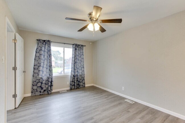 Building Photo - 1011 Robinson Rd