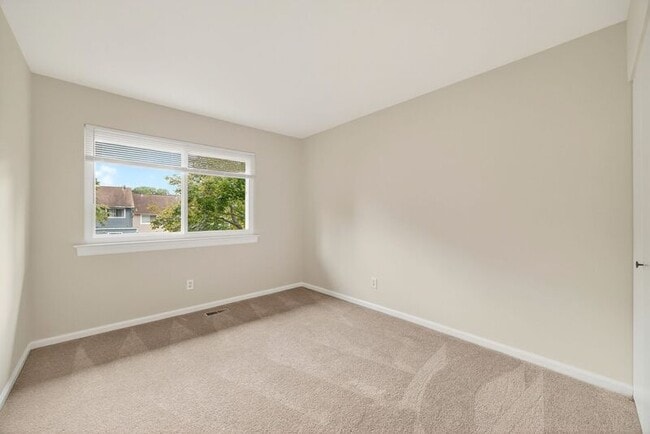 Building Photo - 94 Woodlake Dr
