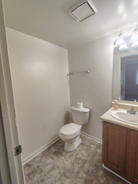 Building Photo - 600 Reusens Rd