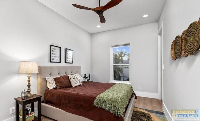 Building Photo - 211A W Mesquite St