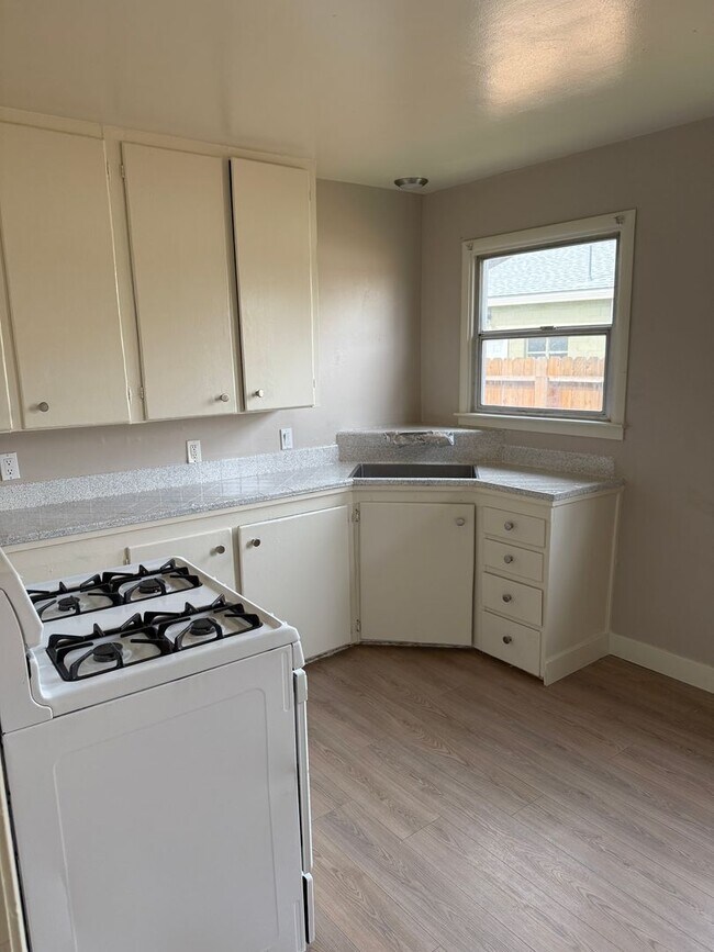 Building Photo - Edi2324/Jill2343