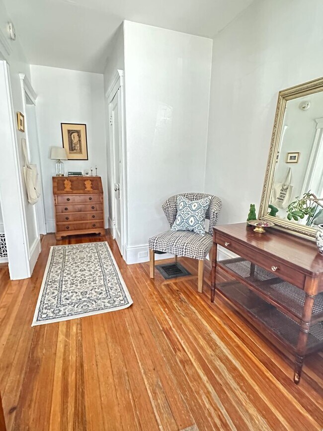 Building Photo - The Perfect 2bed/1bath with Porch, Private...