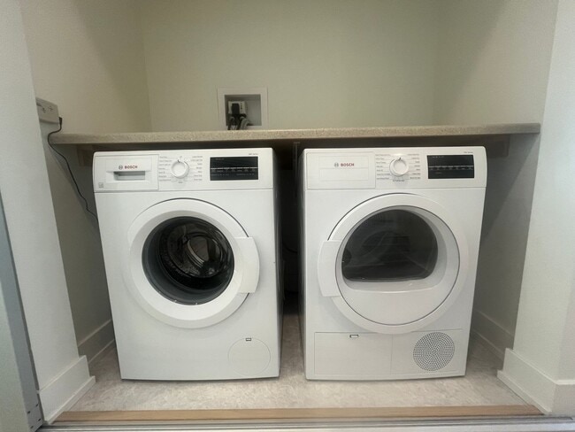 Building Photo - Brand New Three Bedroom Townhouse