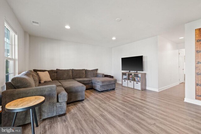 Building Photo - 6196 Willow Pl