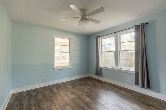 Building Photo - BILOXI - ADORABLE LITTLE COTTAGE - CLOSE TO KEESLER AND THE BEACH