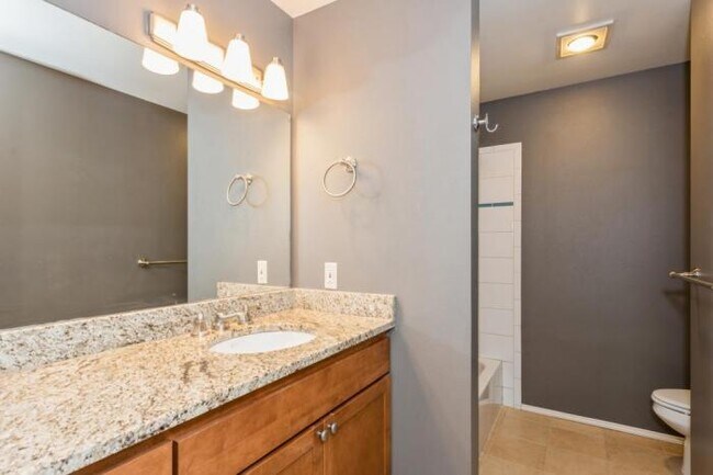 Building Photo - 3 bedroom in Bellevue WA 98007