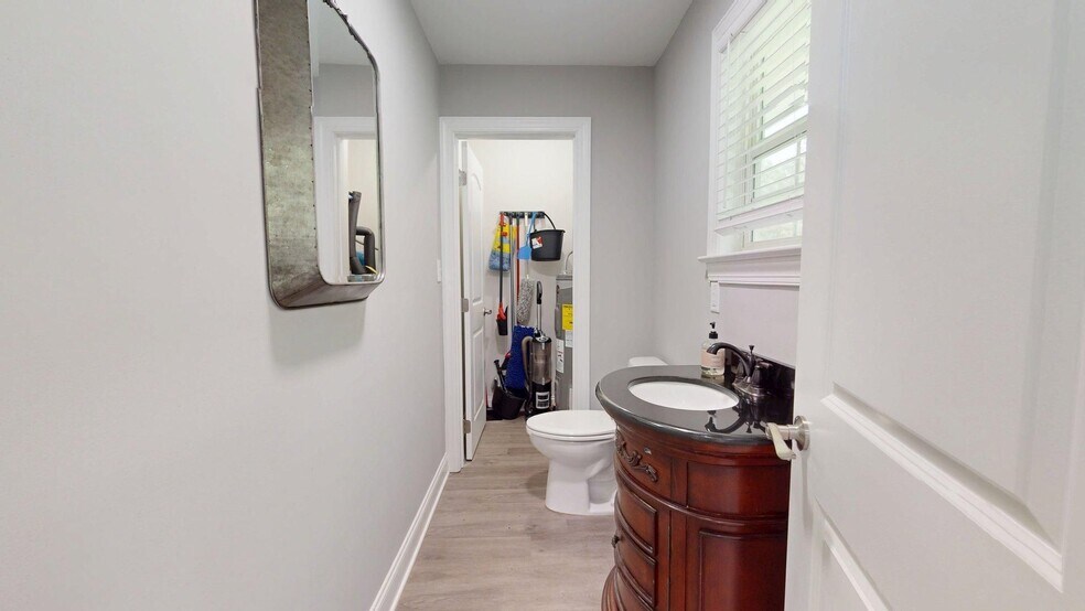 Building Photo - Totally Updated Home on Oak Bowery