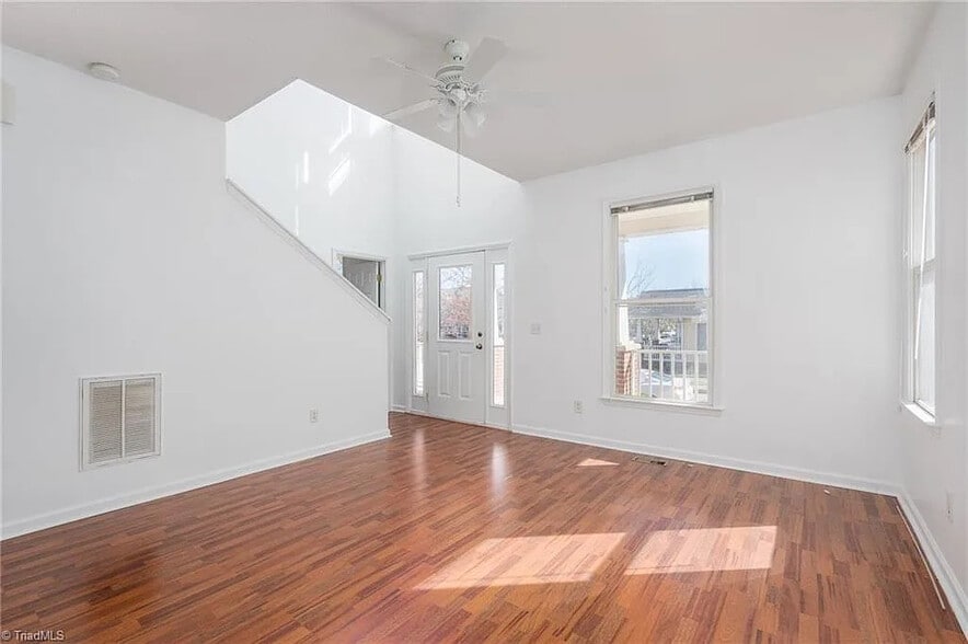 Building Photo - Room in House on Integrity Oaks Dr