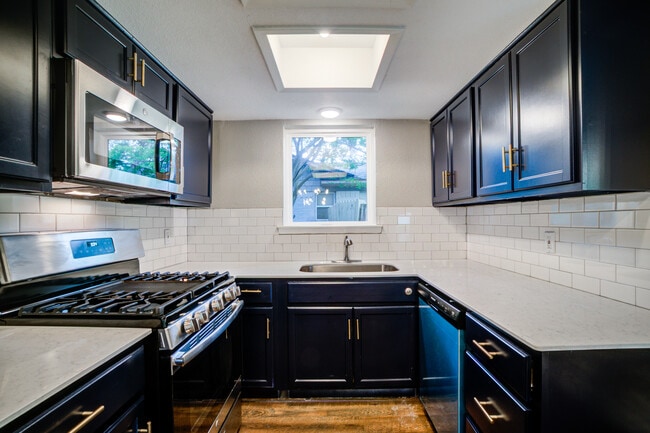 Building Photo - 2608 Driftwood Dr