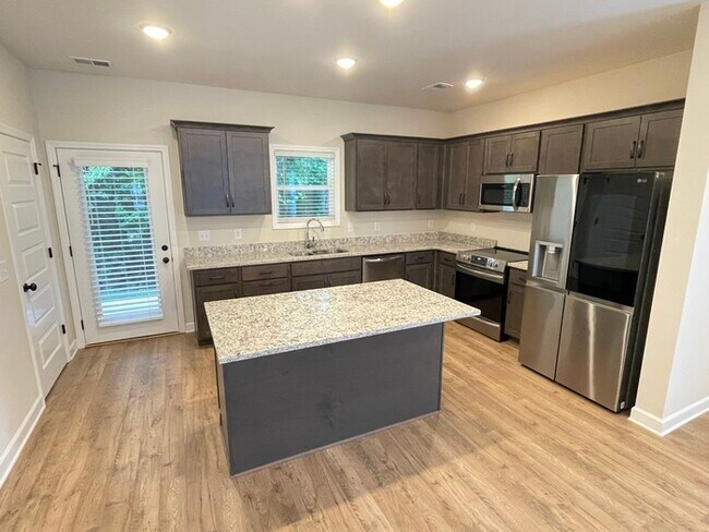 Building Photo - Waterford Village 3 bedroom home