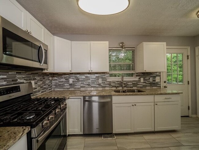 Building Photo - 2707 Sanibel Ln SE