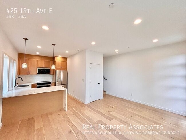 Building Photo - 425 19th Ave E