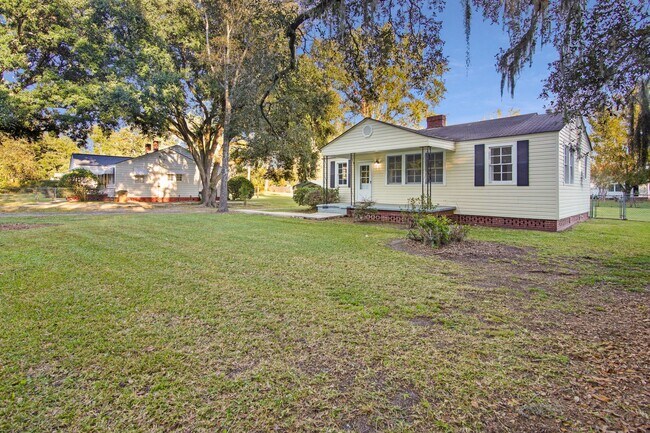 Building Photo - 2 Bedroom, 1 Bath home in Center of Richmond Hill - Richmond Hill close to Ft. Stewart and HAAF