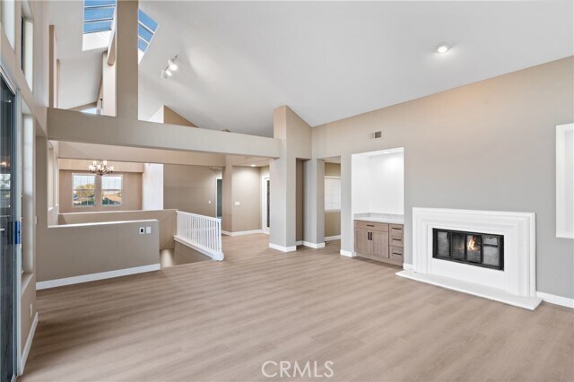 Building Photo - 6 Saros