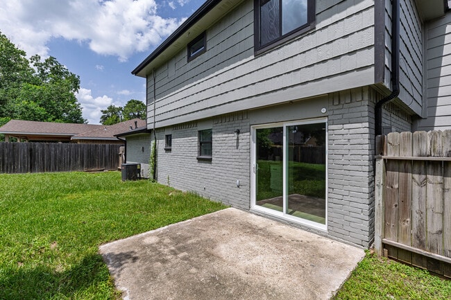 Building Photo - 12223 Kingslake Forest Dr