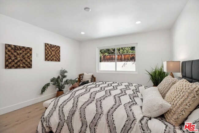Building Photo - 4656 Greenbush Ave