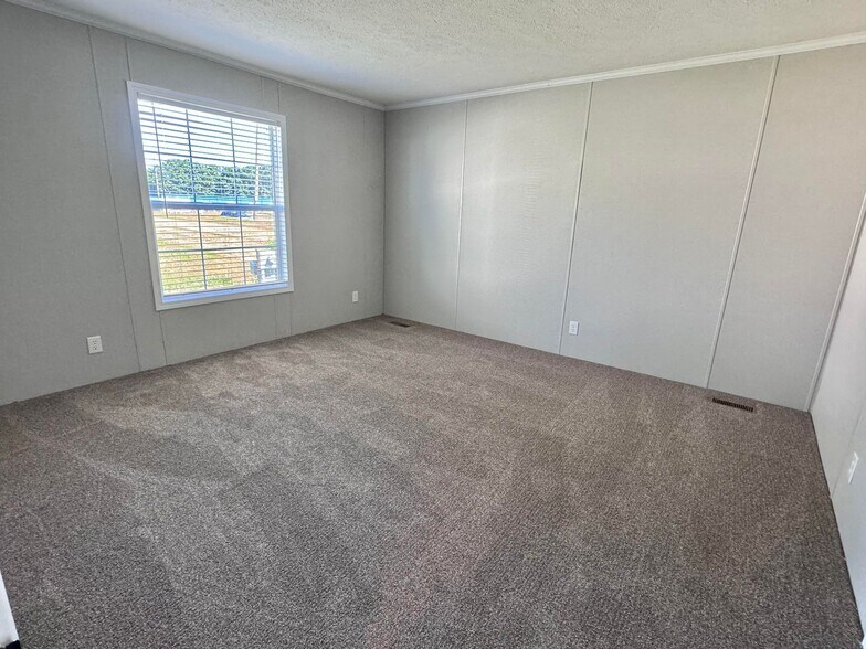 Building Photo - 17060 Canterbury Cir