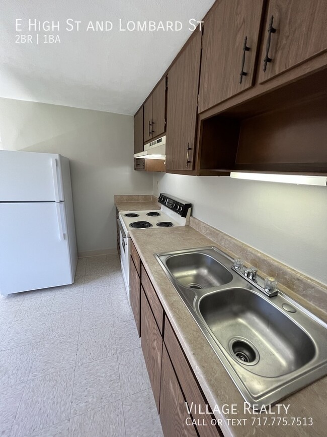 Building Photo - Huge 2-Bed apartment with washer/dryer hoo...