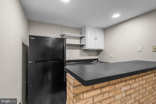 Building Photo - 4223 Avon Dr