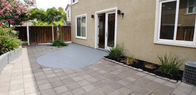 Building Photo - Spectacular 4 bedroom, 2.5 bath home on private lane