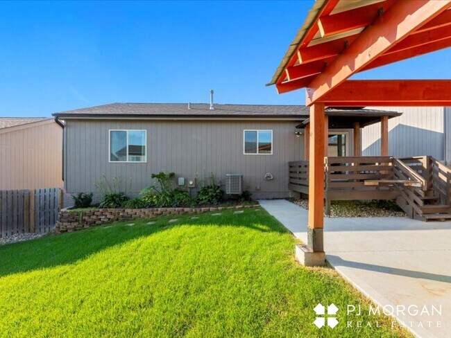 Building Photo - 3 Bedroom , 2 Bathroom House - Available I...