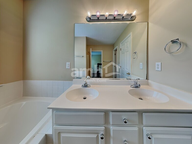 Building Photo - 140 Haven Grove Trl