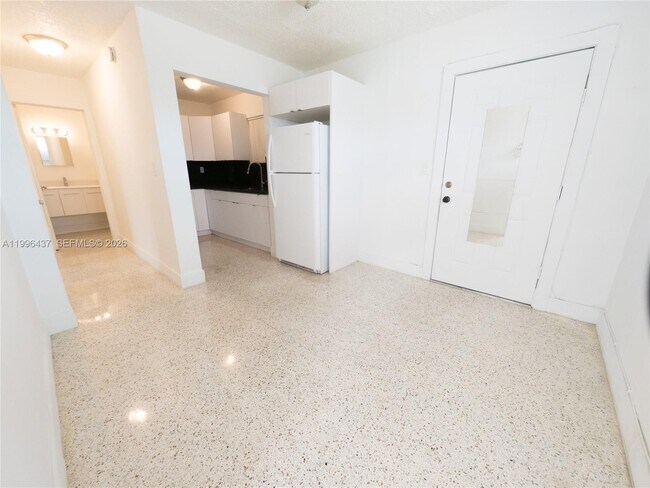 Building Photo - 3050 NW 21st Ave