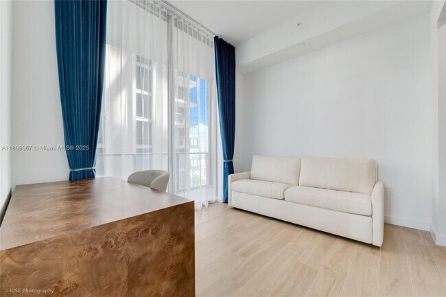 Building Photo - 2655 S Bayshore Dr