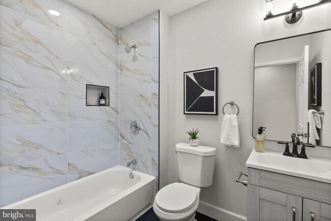 Building Photo - 518 N Lakewood Ave