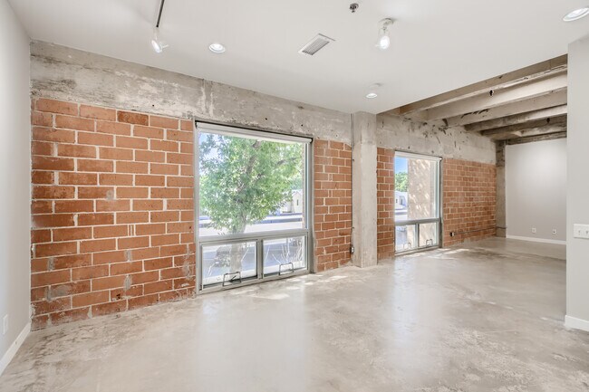 Building Photo - 1115 S Alamo St