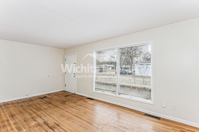 Building Photo - 2 bedroom 1 bath duplex ***Half off first months rent***